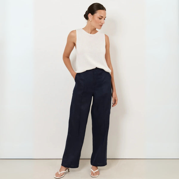 They have a straight leg, front pockets and a zip closure.