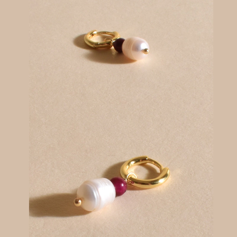 Magenta Bead Detail & Pearl Mini Huggie Earrings in Gold