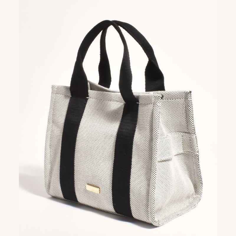 This bag features black straps and it also has a detachable shoulder strap