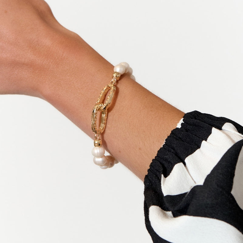 Freshwater Pearl & Beaten Link Stretch Bracelet in Gold