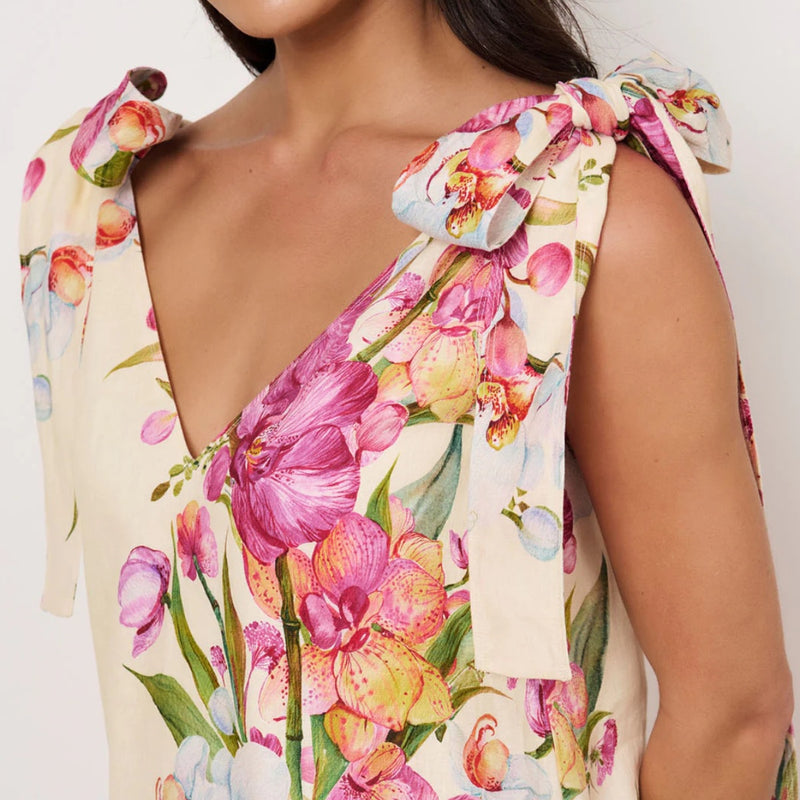 Close up of the tie detail on the shoulder.