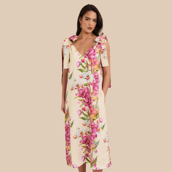 The dress has wide tie straps on the shoulder and it also has pockets.