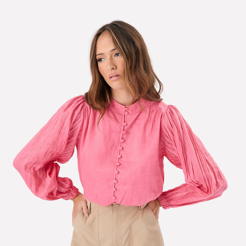 The neckline can be worn buttoned up.
