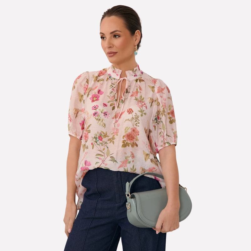 Wear the neckline closed using the ties.