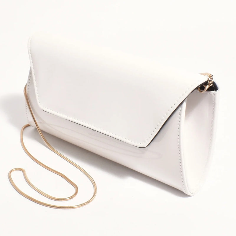 The clutch also has a detachable gold snake shoulder chain.