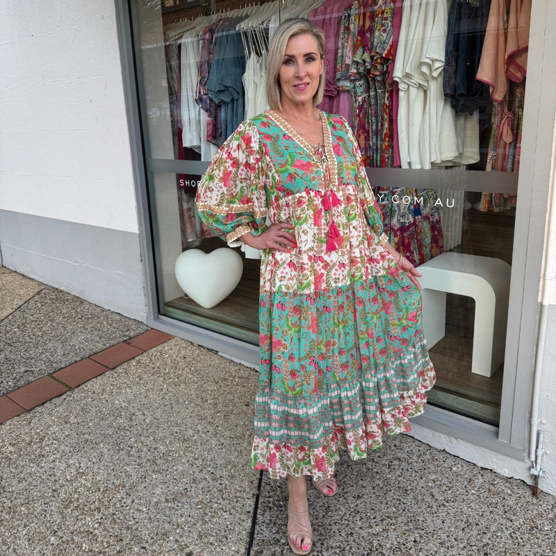 Lindy is 161cm tall, is typically a Size 8 and wears a Small in this dress.