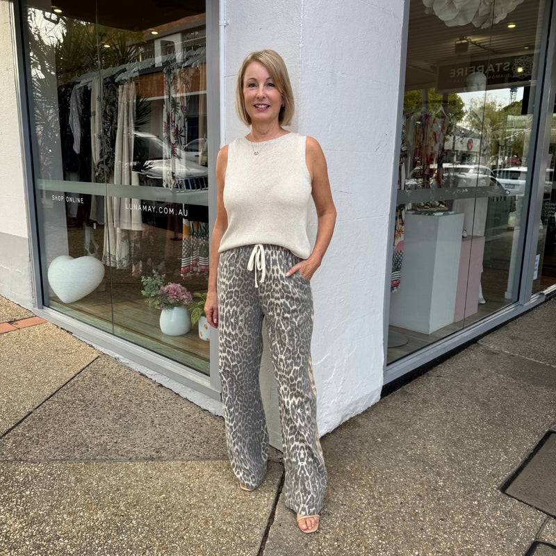 These pants can be worn with a tank top.
