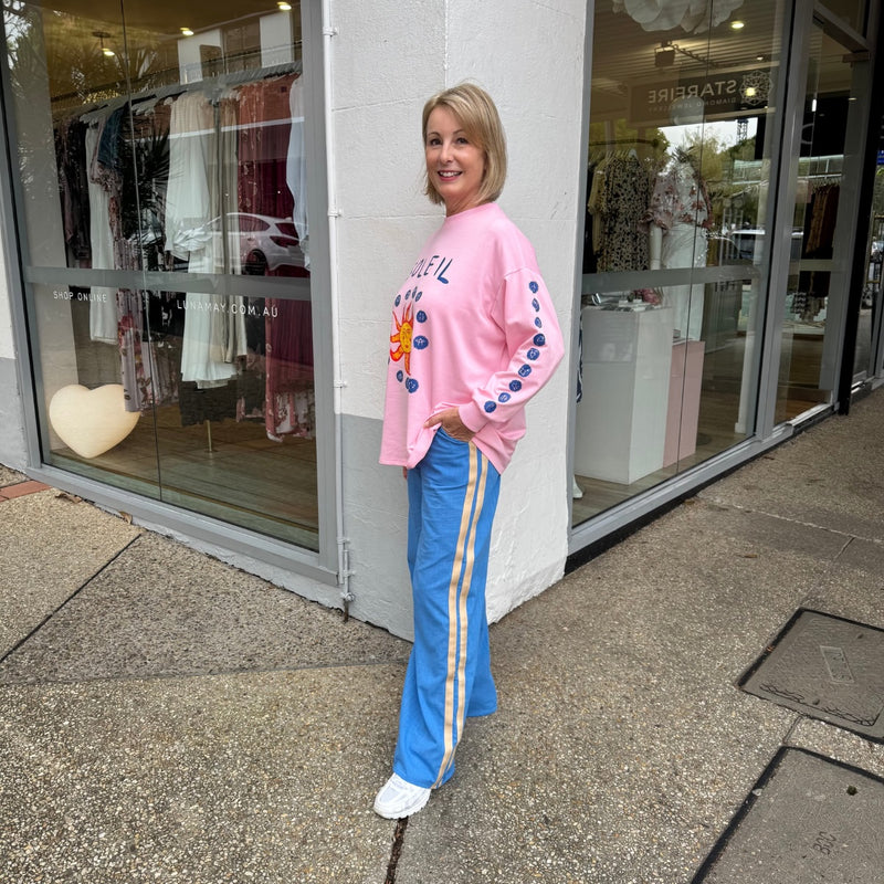 Full length side view - the pants have front pockets.