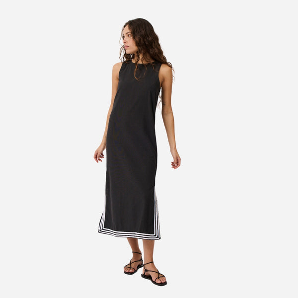 This sleeveless dress can also be worn loose flowing without the belt.