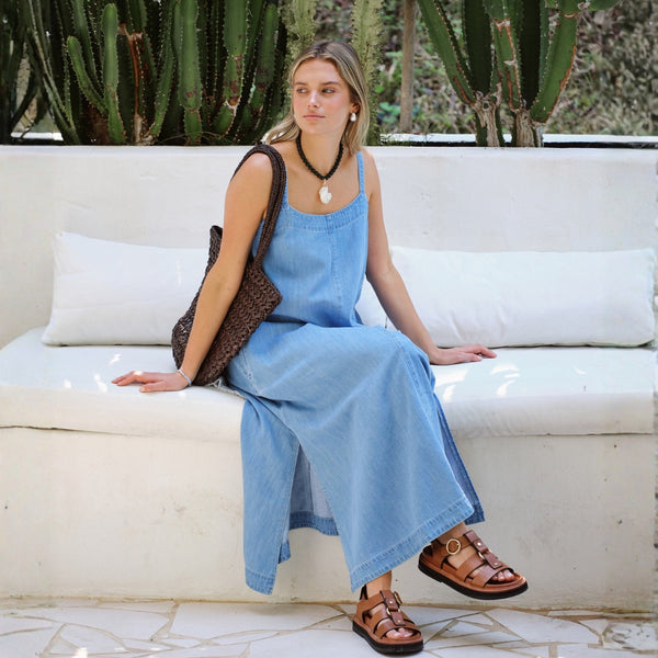 This dress can be accessorised with sides and a woven shoulder bag.