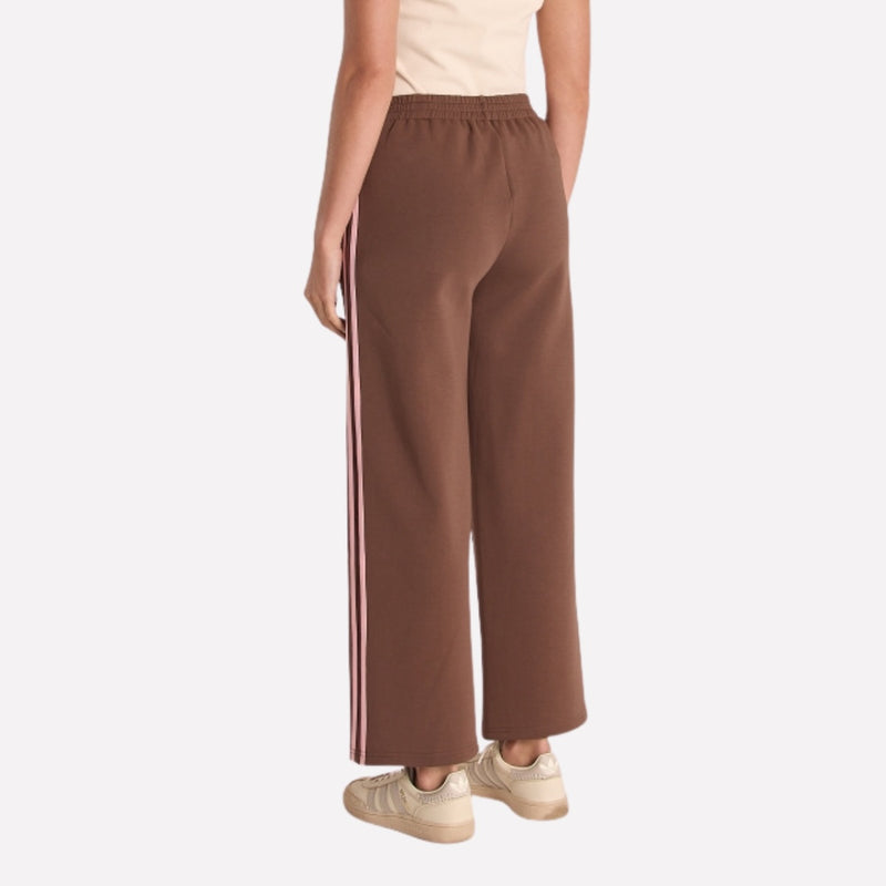 Back view of the pants. They have a cropped length.