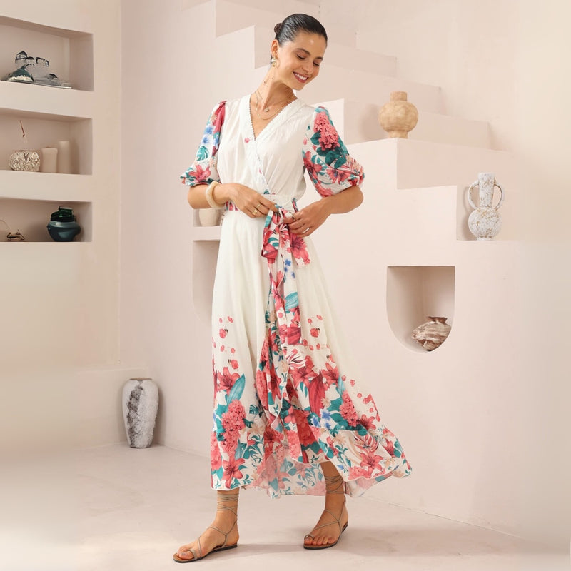 The dress has waist ties which can be tied into a bow.