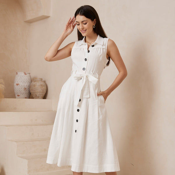 This sleeveless dress has a detachable belt and contrast black buttons