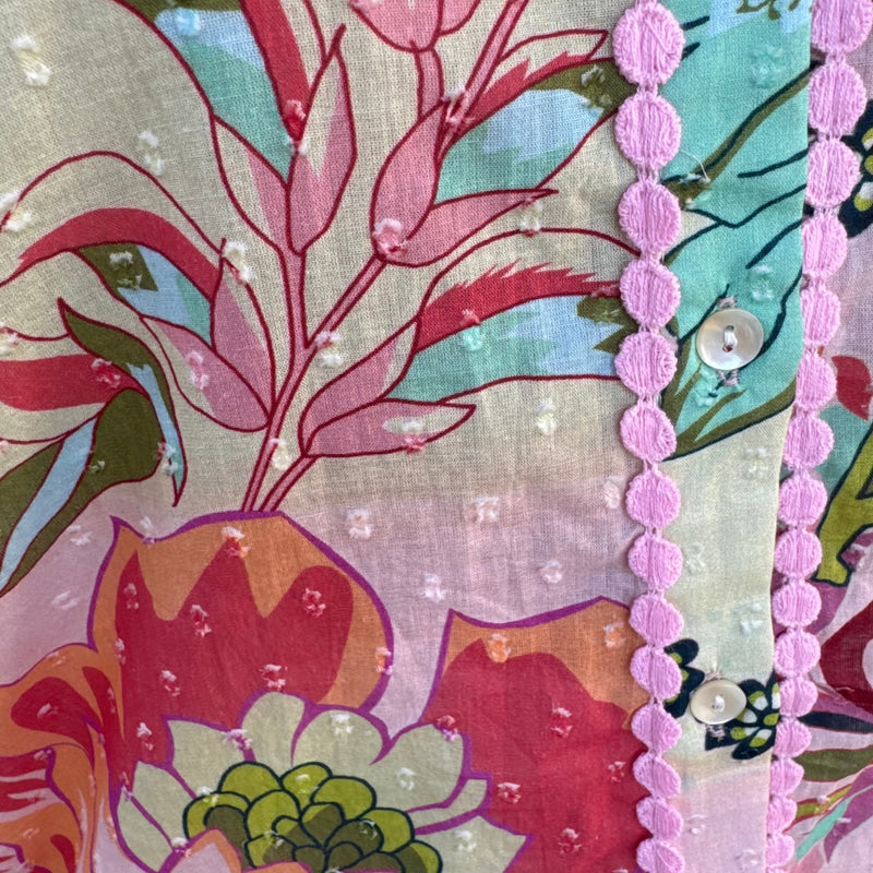 Close up of the dobby fabric and the pink crochet detailing.