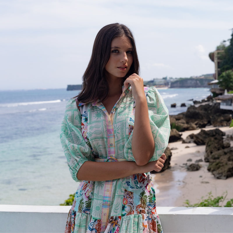 The neckline can be worn open to create a V shape.