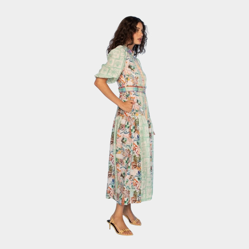 Side view of the dress and it has pockets.