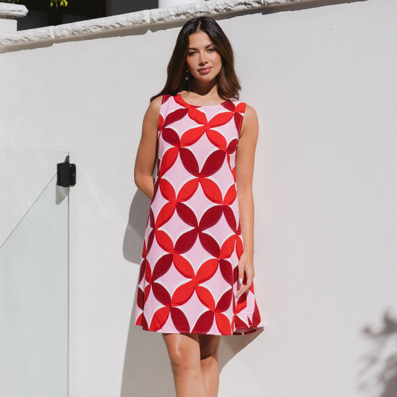 It also has an Aline body, finishing above the knee.