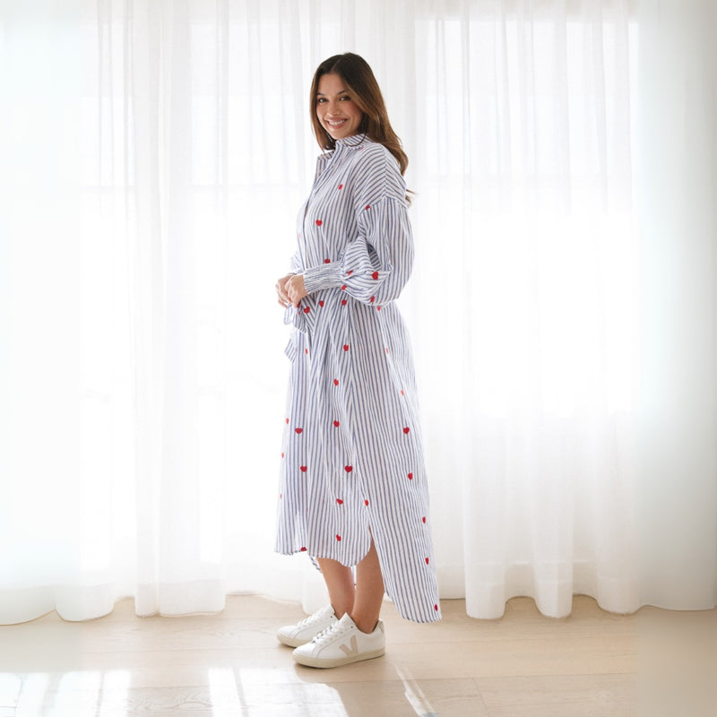 The dress has a drop shoulder, balloons sleeves with shirred cuffs.