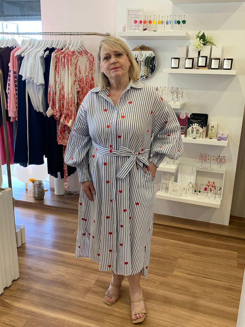 Jill is 170cm tall, is typically a Size 14 and is wearing the Size Large in this blue and white shirt dress.