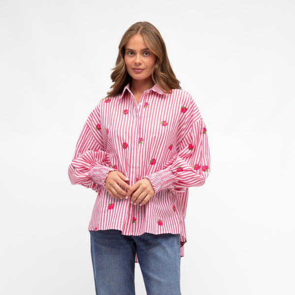 This shirt has an oversized fit, long sleeves and a curved hem.