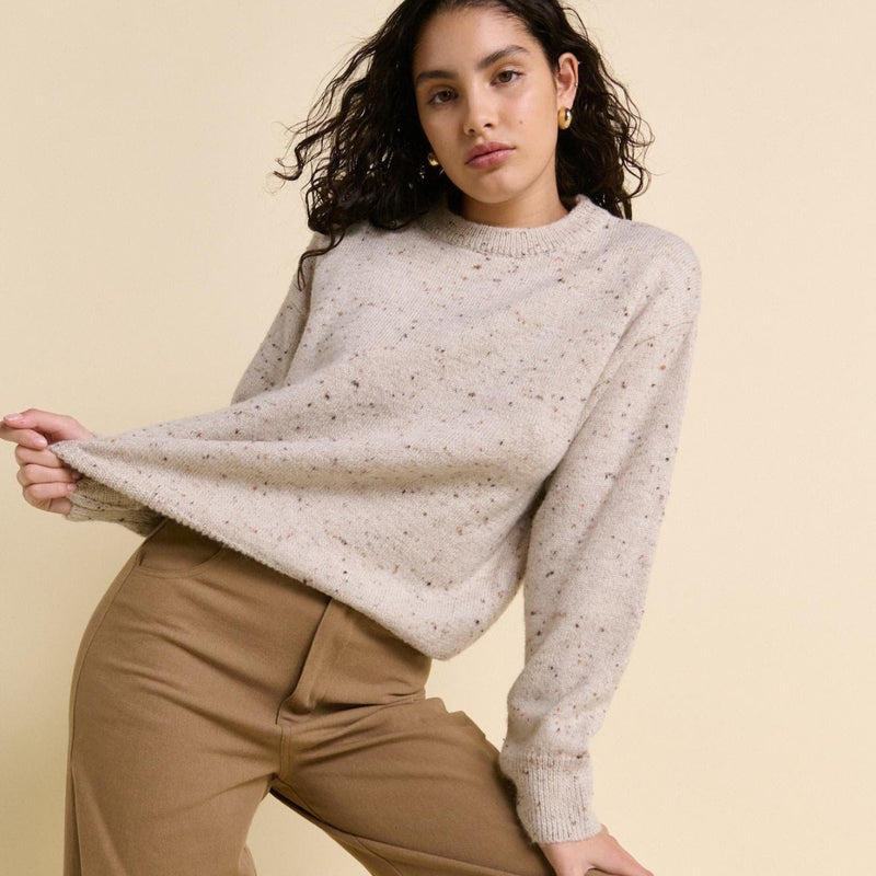 This jumper has a round neckline, long sleeves and a relaxed fit.