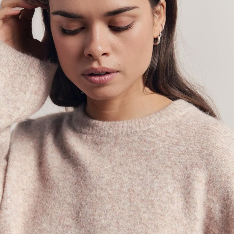 Close upf of the ribbed neckline.