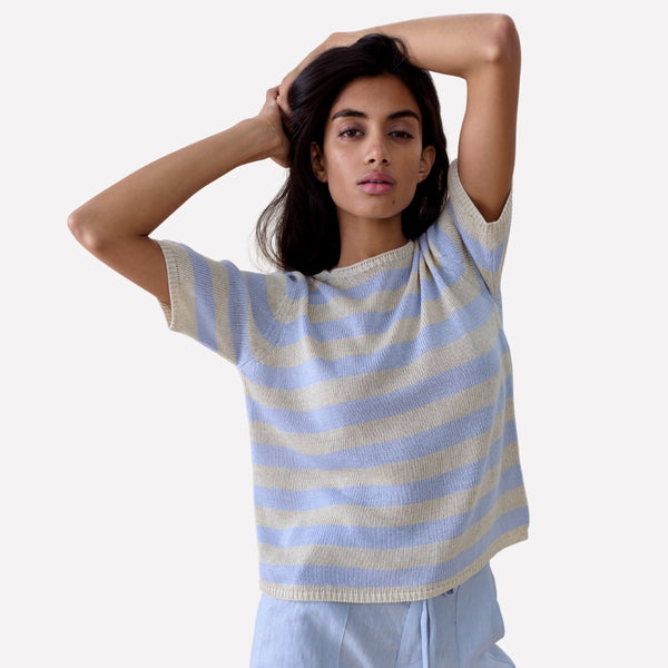 This lightweight knit top has a round neckline, short sleeves and a relaxed body.
