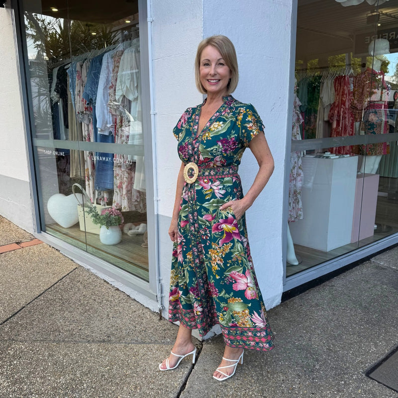 Side view of the dress and it has pockets.