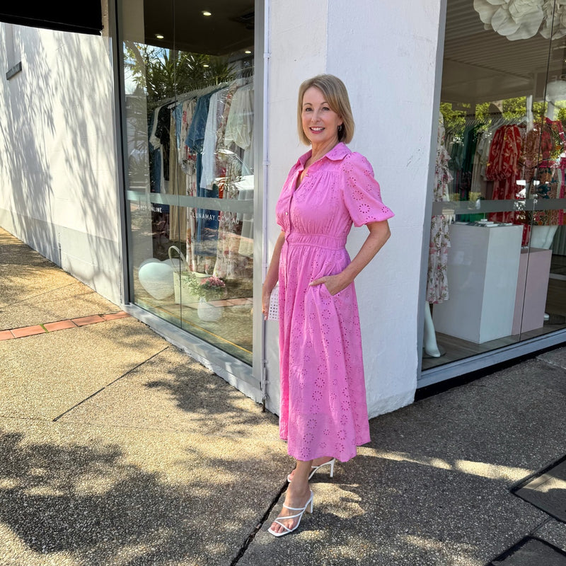 Side view of the dress and it has pockets.