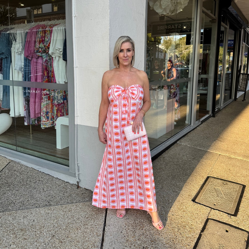 Lindy is 161cm tall, typically Size 8 and wears a Size 8 in this dress.  Showcasing how it can be worn as a strapless dress.