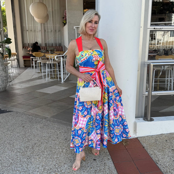 Lindy wearing the dress, accessorised with a gorgeous white bag. Lindy is 161cm tall and wears a Small.