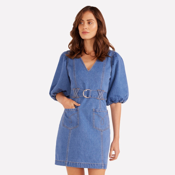 This denim mini dress features a V neckline, half length sleeves with elasticated cuffs, detachable belt and hip pockets