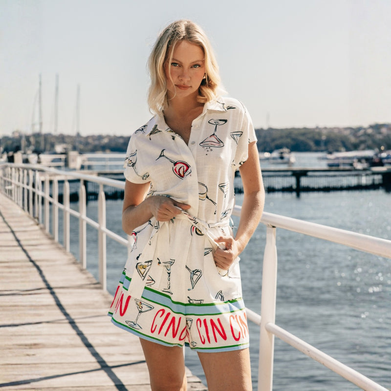 It also has a detachable self print waist tie.