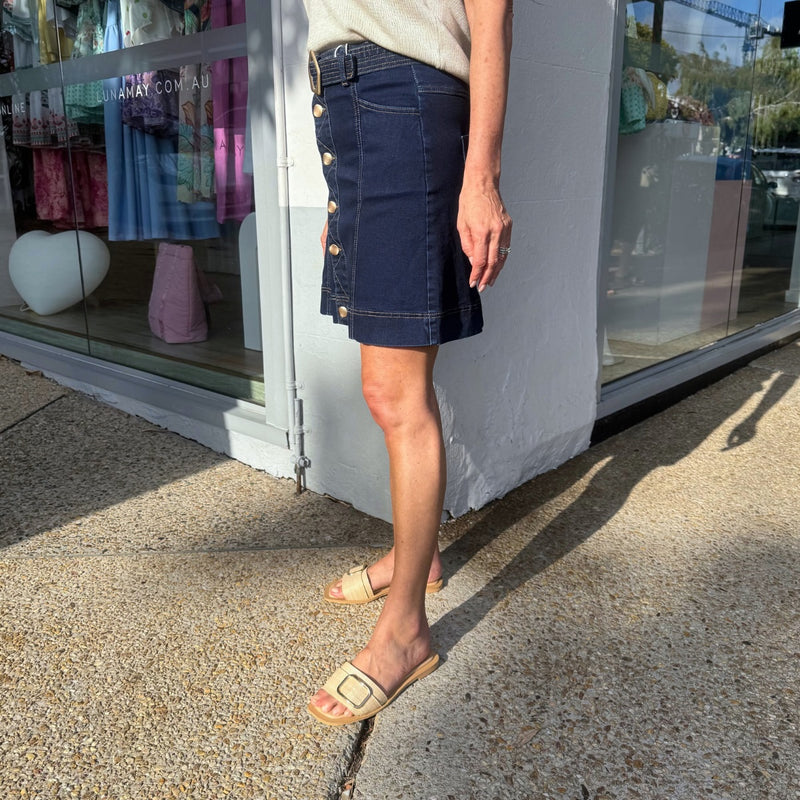Side view of the skirt - it has front pockets.