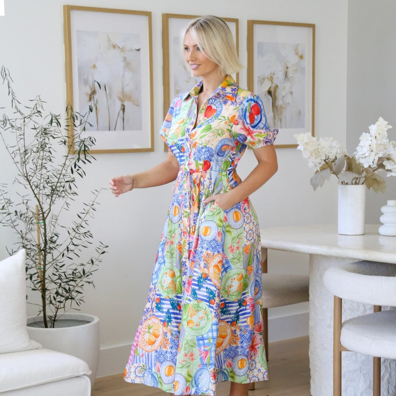 Side view of the dress and it has pockets.