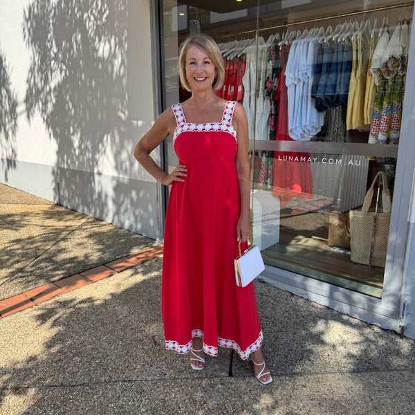 Tanya is 165cm tall, typically a Size 8-10 and wears a Size 10 in this dress.