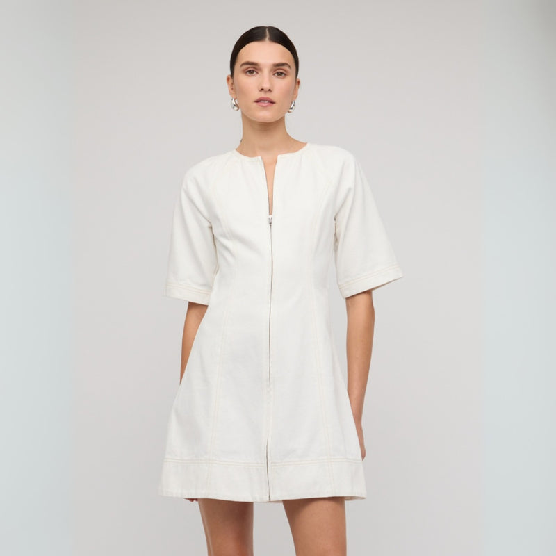 This denim dress has a stylish look and can be worn from day to a casual dinner out.