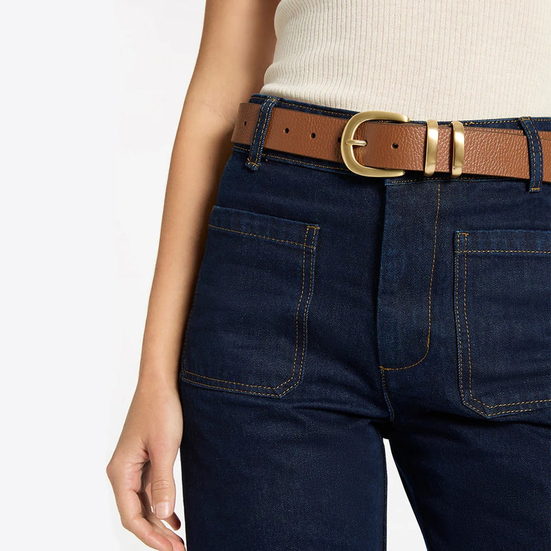 Another shot of the model wearing the belt with jeans.