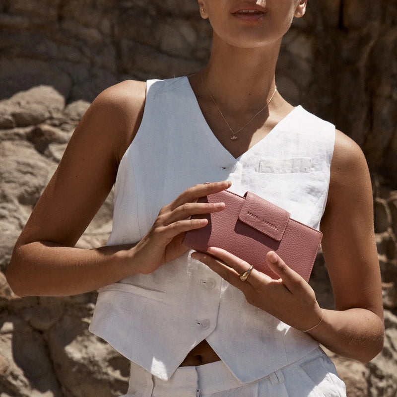 Model image carrying the wallet.