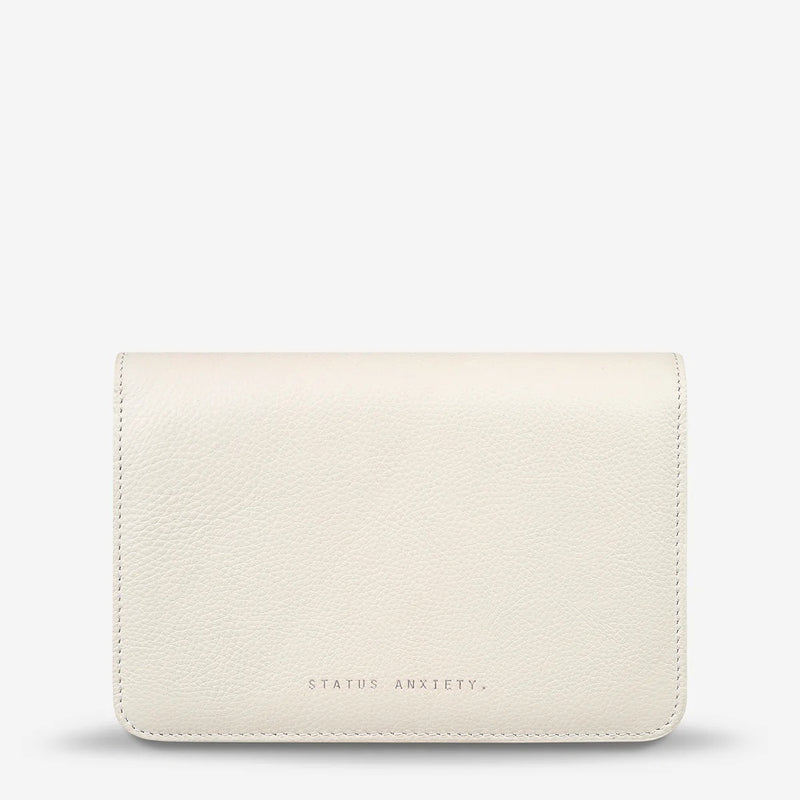 with the shoulder chain detached, it can be used as a clutch.