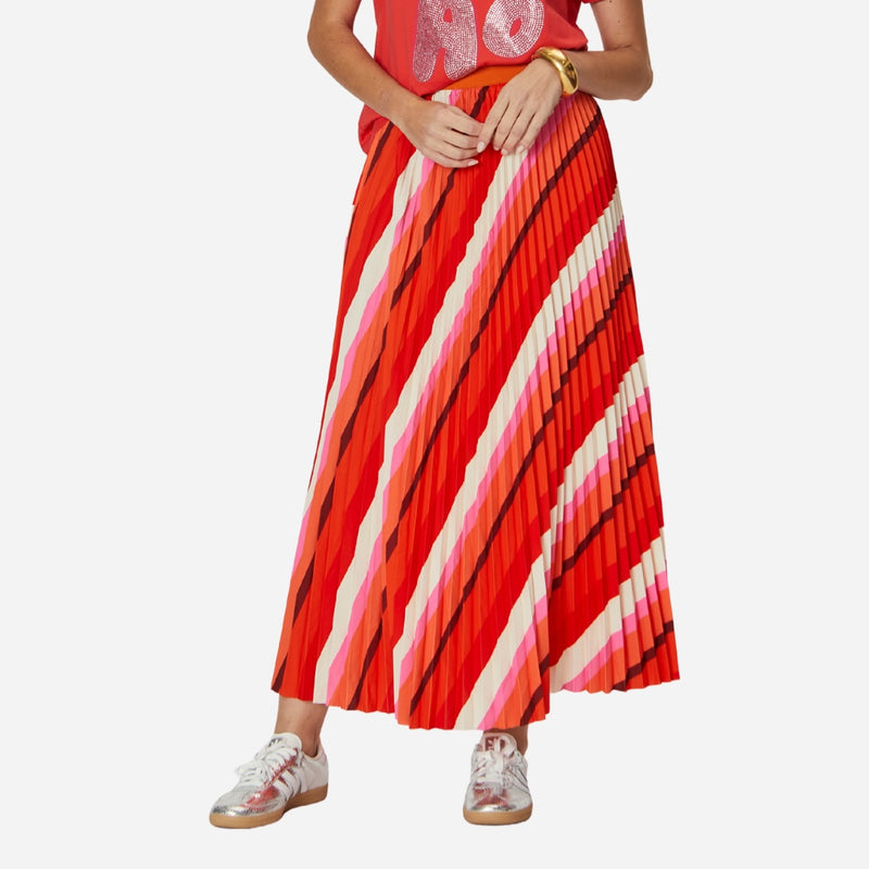 The skirt has a stretchy elasticated waist and its maxi length.