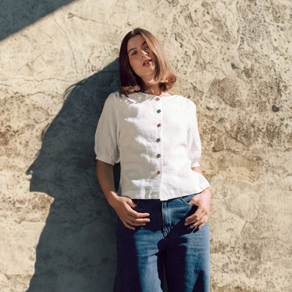 Our Kesha Linen Shirt has a round neckline, short sleeves and a gold button front.