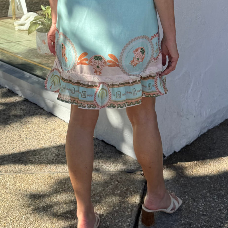 Close up of the frill hem and the weave detailing.